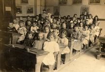 37704 Schoolklas in de Gereformeerde school in de Kasteelstraat