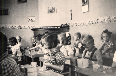 37706 Schoolklasje van de Gereformeerde kleuterschool op de benedenverdieping van het schoolgebouw in de Kasteelstraat, ...