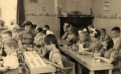 37710 Kleuterklasje van de Gereformeerde kleuterschool in de Kasteelstraat. Links midden: kleuterleidster Corrie ...