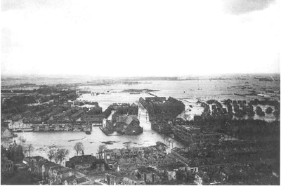 37765 Luchtfoto van Vlissingen. Tweede Wereldoorlog. Vlissingen onder water na het bombardement op de Nolledijk in 1944 ...