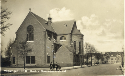 37818 Vlissingen. R.K. Kerk - Brouwenaarstraat. De Rooms-Katholieke kerk aan de Dokter Friesenstraat (Singel). Op de ...