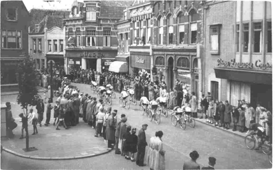 37822 Wielrenwedstrijd te Vlissingen. De renners in de Walstraat ter hoogte van de Kleine Markt