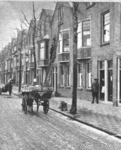 37852 Gedeelte van de Paul Krugerstraat vanaf de hoek Van de Manderestraat. Op de voorgrond de hondenkar van de ...