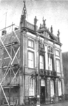 37854 Tweede Wereldoorlog. Het beeldenhuis in de Hendrikstraat. De beelden worden wegens de bombardementen op ...