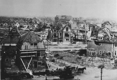 37861 Tweede Wereldoorlog. De zwaar beschadigde panden in het Villapark na de bevrijding.Foto gezien vanaf Boulevard ...