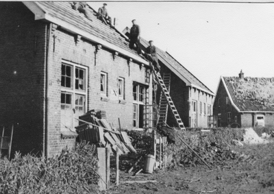 37886 Tweede Wereldoorlog. Herstel van de woningen in Tuindorp na een bombardement