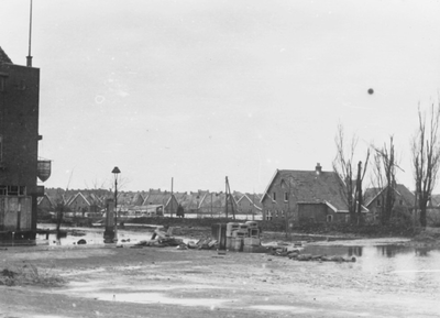 37887 Tweede Wereldoorlog. Na de bevrijding. De wijk Tuindorp onder water na het bombardement op de Nolledijk door de ...