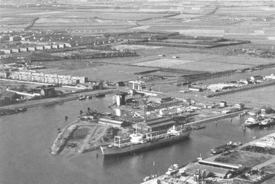 37914 Luchtfoto van Vlissingen. De Tweede Binnenhaven, de Jachthaven, het Kanaal door Walcheren en de Prins Hendrikweg. ...
