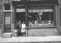 37918 Kruidenierswinkel de Broederband u.a., Nieuwendijk 51