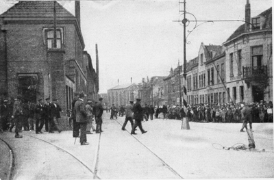 37965 Grote staking bij de Kon. Mij. De Schelde van 26 mei-1 oktober 1928. Werkwilligen worden begeleid door politie en ...