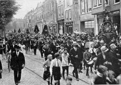 37974 In 1927 werd een muziekfestival gehouden t.g.v. het 25-jarig bestaan van de vereniging Vlissingen Vooruit. Er ...