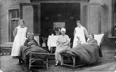 38029 Verpleegsters en patiënten bij het TBC gebouwtje van het gasthuis in de Hellebardierstraat