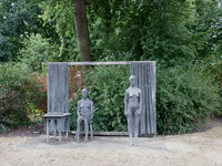 38117 Beeldengroep genaamd Huiselijk Tafereel van beeldend kunstenaar Jan Haas in het park aan de Koudekerkseweg. Dit ...