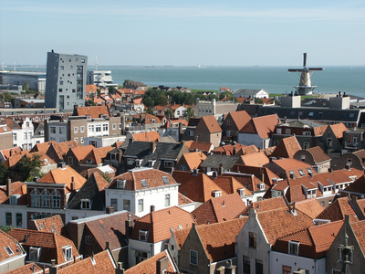 38127 De binnenstad van Vlissingen gezien vanaf de Sint Jacobstoren in de richting zuid-oost. Op de achtergrond links ...
