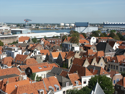 38128 De binnenstad van Vlissingen gezien vanaf de Sint Jacobstoren in de richting oost. Op de voorgrond de ...
