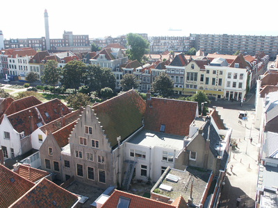 38129 De binnenstad van Vlissingen gezien vanaf de Sint Jacobstoren. Op de voorgrond het Bellamypark en rechts de ...