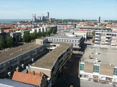 38131 De binnenstad van Vlissingen gezien vanaf de Sint Jacobstoren. Op de voorgrond de omgeving van de Torenstraat, de ...
