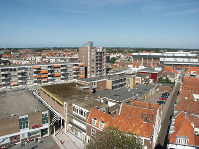 38133 De binnenstad van Vlissingen gezien vanaf de Sint Jacobstoren. Op de voorgrond de Oude Markt met rechts de ...
