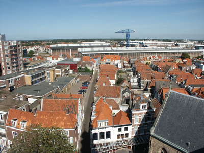 38134 De binnenstad van Vlissingen gezien vanaf de Sint Jacobstoren. Op de voorgrond de Oude Markt, de Lange Zelke, de ...
