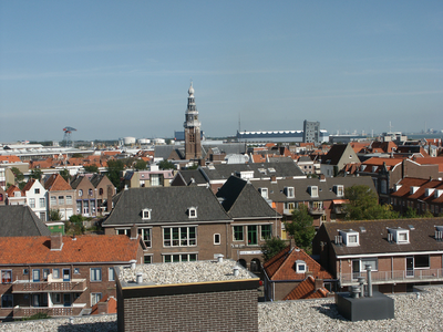 38148 De binnenstad achter Boulevard de Ruyter in Vlissingen gezien vanaf de Westpoort of Gevangentoren. In het midden ...
