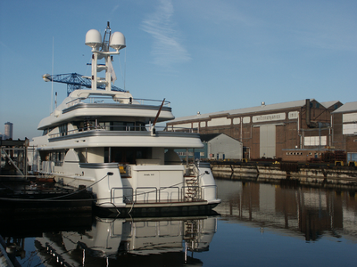 38181 Dokhaven, afbouwkade en machinefabriek Koninklijke Scheldegroep (Damen Shipyards) in Vlissingen, met een jacht ...