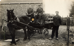 38309 Achterzijde pand aan de Vlissingsestraat (later Gerbrandystraat, kapsalon van Munster). Op de foto van l. naar ...