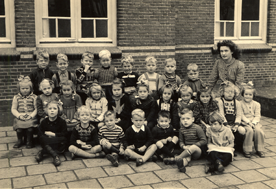 38357 Kleuterklasje van de Gereformeerde kleuterschool in de Kasteelstraat. Rechts op de foto juf Bep van Noppen, van L ...