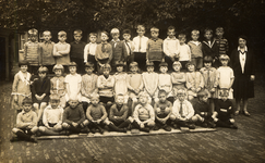 38497 Klas 2 van de openbare school in de Hendrikstraat, de Zandjesschool. Rechts staat onderwijzeres J.H. Holm. ...