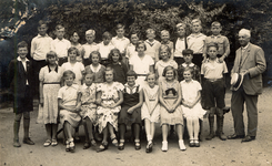 38498 Klas 6 van de openbare school in de Hendrikstraat, de Zandjesschool. In de onderste rij rechts zit Jeanette Wijkhuisen