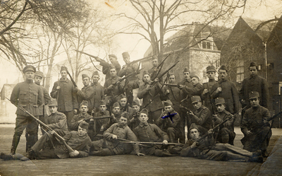 38499 Groepsfoto militairen van de landmacht, op de binnenplaats aan de achterzijde van de Willem III kazerne.Knielend, ...