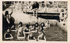 38708 Schoolzwemmen in het pierenbad van het zwembad aan het Kanaal door Walcheren.