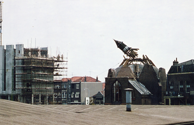 38709 Sloop van de Engelse kerk aan de Paul Krugerstraat.Links ziet men de bouw van het nieuwe stadhuis aan het ...
