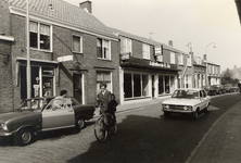 38749 De Paspoortstraat in Oost-Souburg. Op de voorgrond schildersbedrijf J. van Dammee in het midden meubelzaak ...