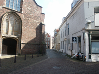 38927 Achter de Kerk gezien vanaf de Oude Markt met links de hoofdingang van de Sint Jacobskerk