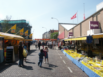 39016 Vrijdagmarkt in de Coosje Buskenstraat