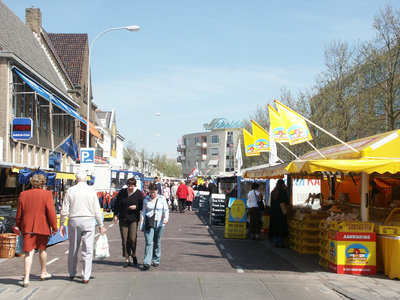 39017 Vrijdagmarkt in de Coosje Buskenstraat