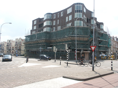 39044 Nieuw appartementsgebouw in aanbouw aan de Coosje Buskenstraat, hoek Spuistraat