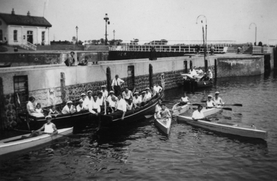 39046 Vlissingse roeivereniging Luctor et Emergo, opgericht in 1921, in roeiboten en kano's bij de sluizen.