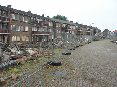 39068 Sloop groot aantal flatgebouwen en kleine bedrijven aan de Bonedijkestraat, President Rooseveltlaan, Dirk ...