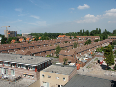 39069 Luchtfoto van Vlissingen. Vanuit flatgebouw de Harlekijn aan de Bonedijkestraat gezicht op de Minister ...