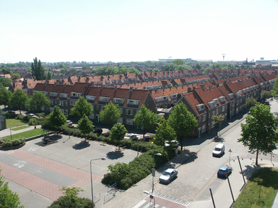 39073 Luchtfoto van Vlissingen. Vanuit flatgebouw de Harlekijn aan de Bonedijkestraat gezicht op de Hogeweg, de ...