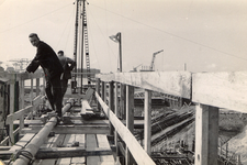 39113 In augustus 1950 werd begonnen met de herbouw van de, in deTweede Wereldoorlog totaal verwoeste sluizen. De ...