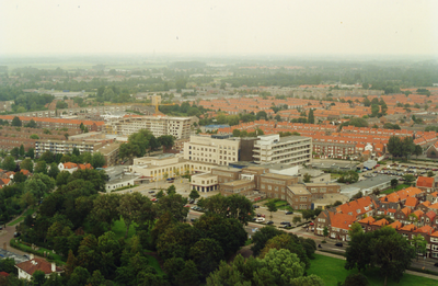 39144 Luchtfoto van Vlissingen vanuit de in aanbouw zijnde Sardijntoren op Boulevard Bankert. Van links naar rechts ...