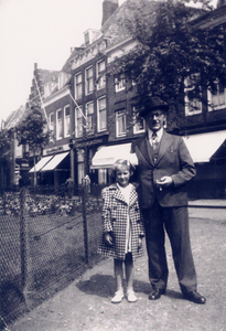 39168 Zondagmiddag op het Bellamypark.De bekende fotograaf K.E. (Kees) Helder met dochter Willy Helder.Kees Helder kwam ...