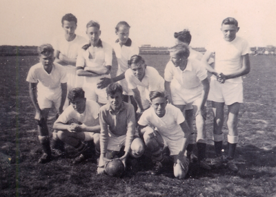 39187 Schoolvoetbalelftal van de Rijks Hogere Burgerschool (RHBS). Voorste rij van l. naar r.: Kees van Vessem, Hans ...