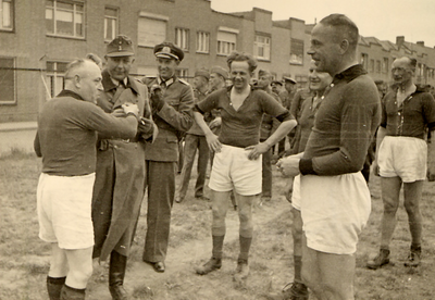 39192 Tweede Wereldoorlog. Voetbalwedstrijd Duitse militairen op het sportveld aan de Van de Spiegelstraat. Tweede van ...