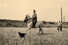 39195 Tweede Wereldoorlog. Korvettenkapitän H. Köll, commandant marine Flakabteilung van Vlissingen te paard bij Zwanenburg