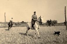 39196 Tweede Wereldoorlog. Korvettenkapitän H. Köll, commandant marine Flakabteilung van Vlissingen te paard bij Zwanenburg