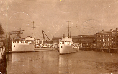 39214 Torpedobootjagers Wolf en Fret in de Dokhaven met rechts op de achtergrond de Dokkade met het ...