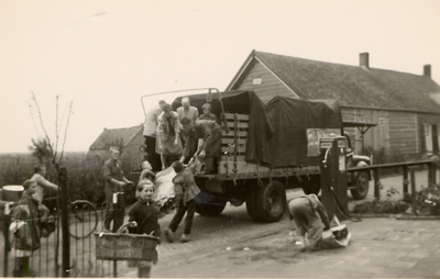 39251 Ritthem, het ophalen van oud papier door jeugdleden van de muziekvereniging Oefening Na Den Arbeid (ONDA)